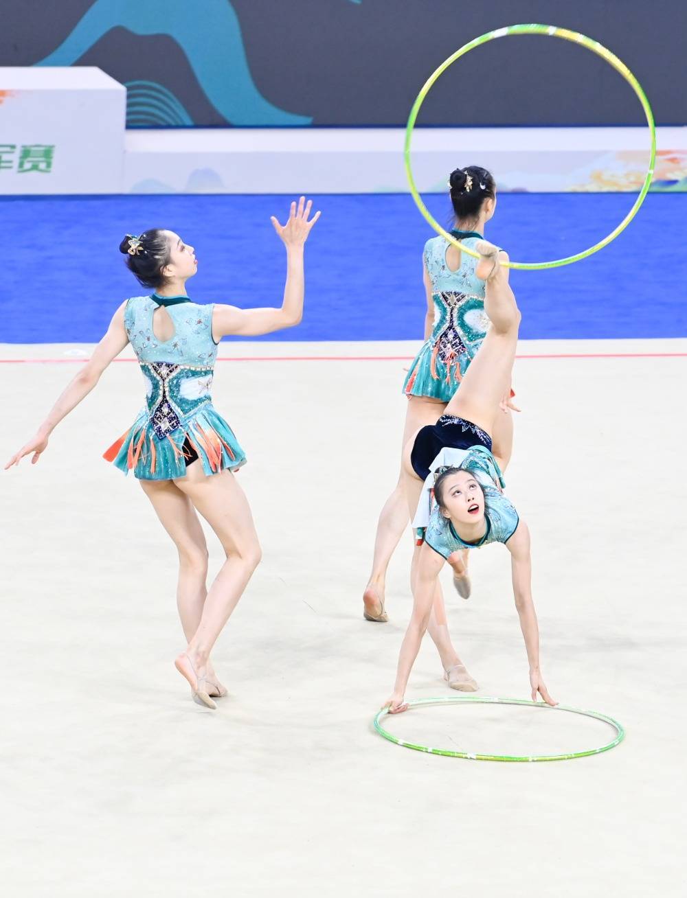 体操选手优雅表现，获得观众喝彩