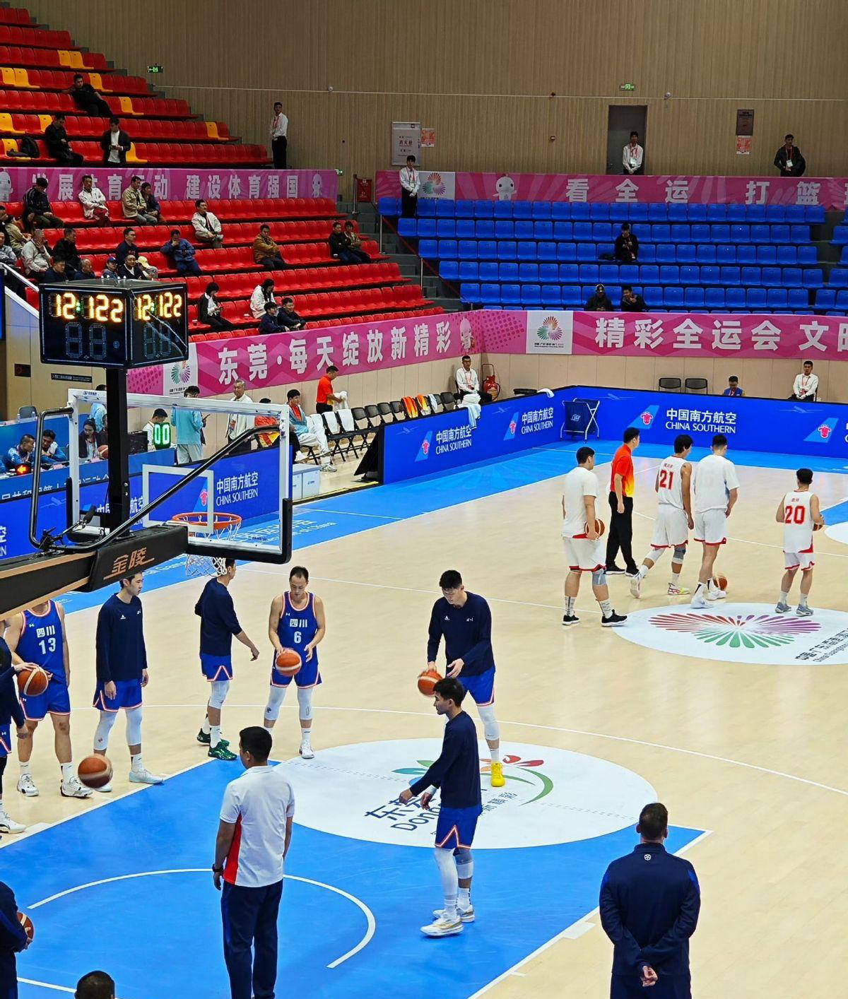 包含实力悬殊球队角逐，篮球赛场上绽放精彩的词条