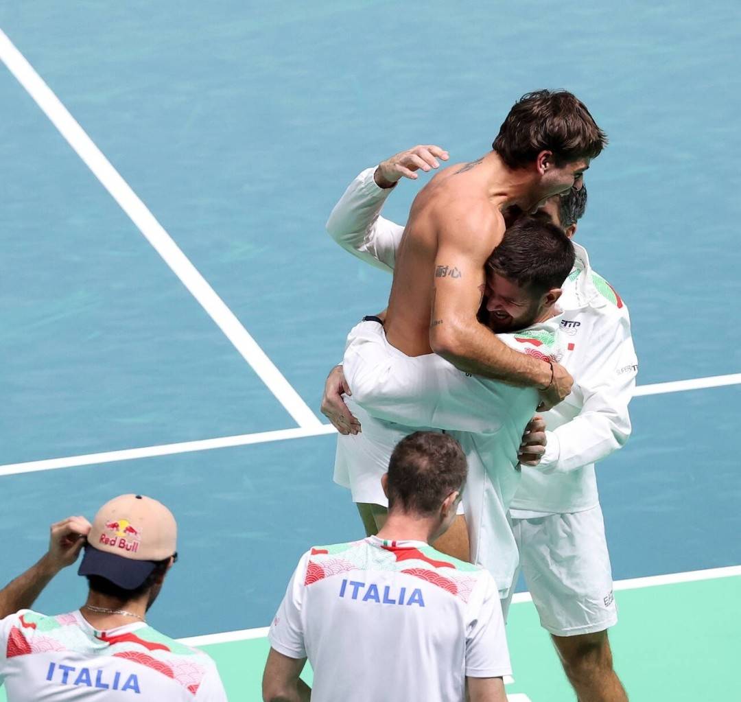 包含蒙特卡洛大师赛绝杀戴维斯杯，辛纳刷新纪录的词条