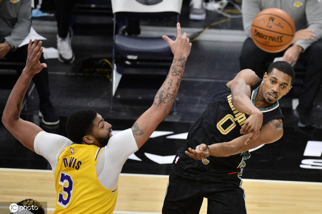 关于湖人险胜灰熊，周琦关键制胜的信息