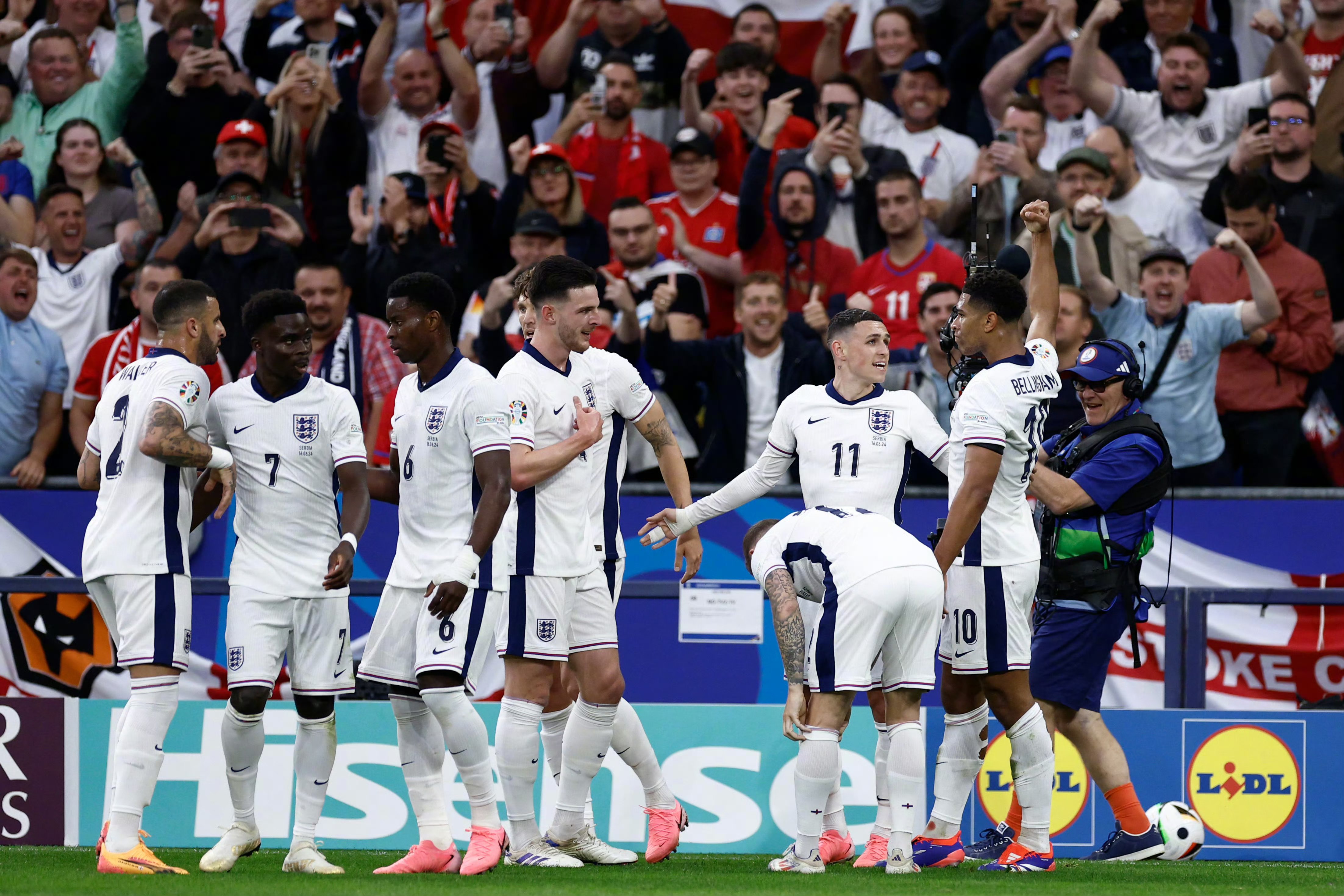 包含英格兰-战胜德国，晋级八强的词条